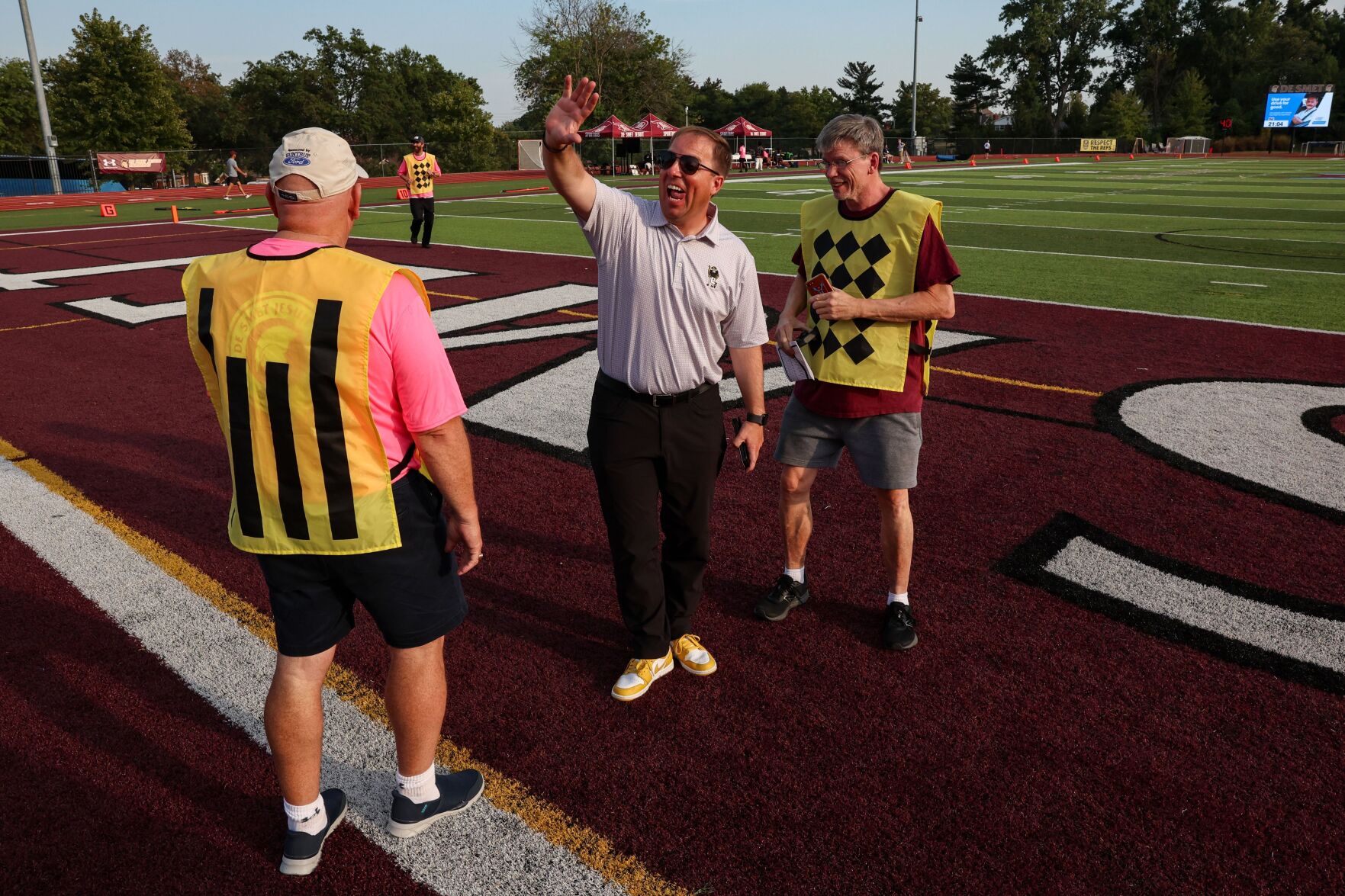 De Smet Jesuit High School football hosts 51黑料 University High School